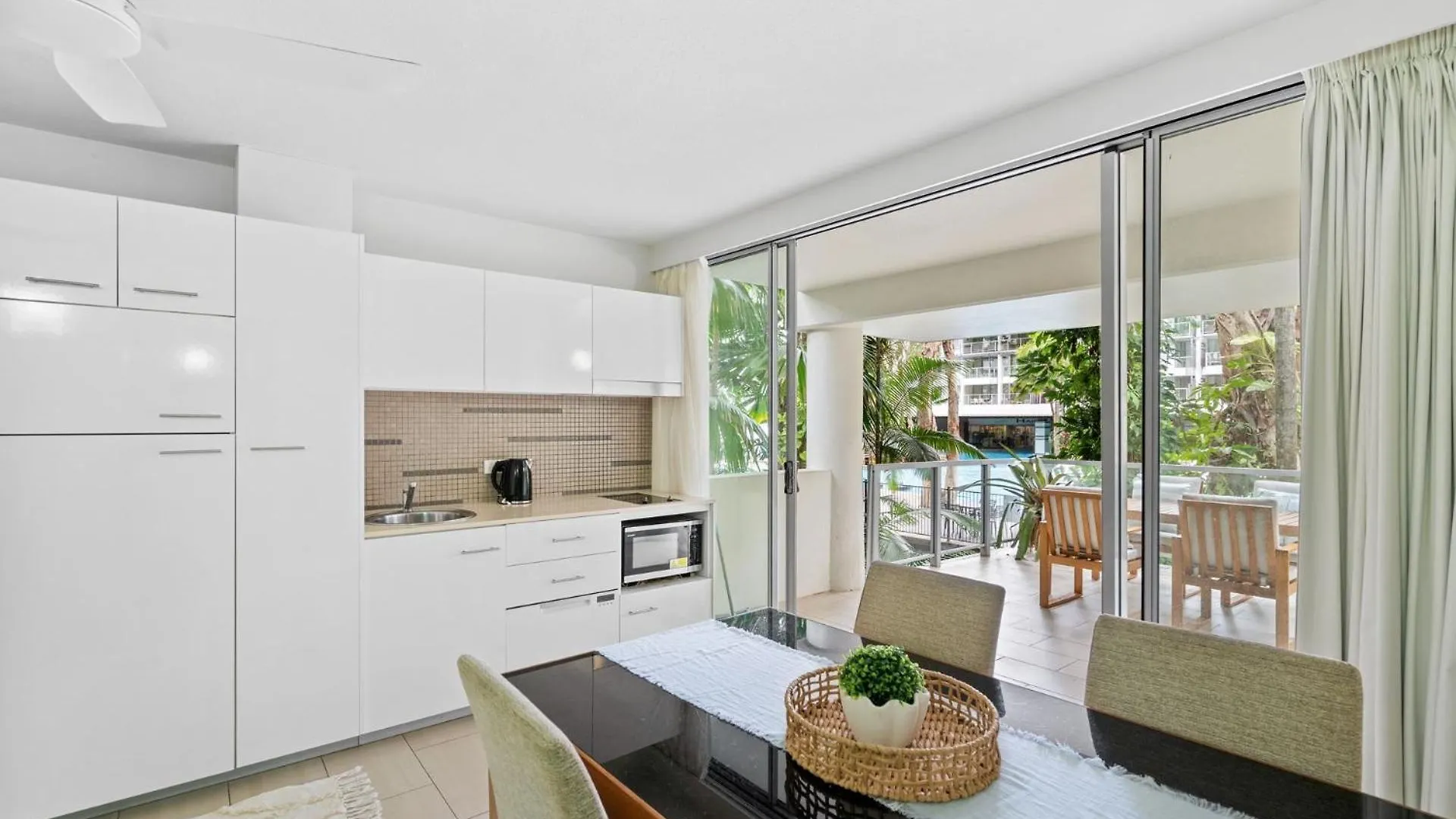 Belle Escapes Drift Beachfront Resort Pool View Suite 4106 Palm Cove Australien